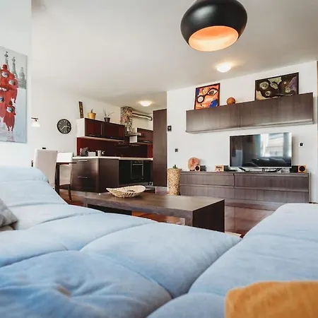 Daire Cozy Nest In Quiet Neighbourhood, Free Parking